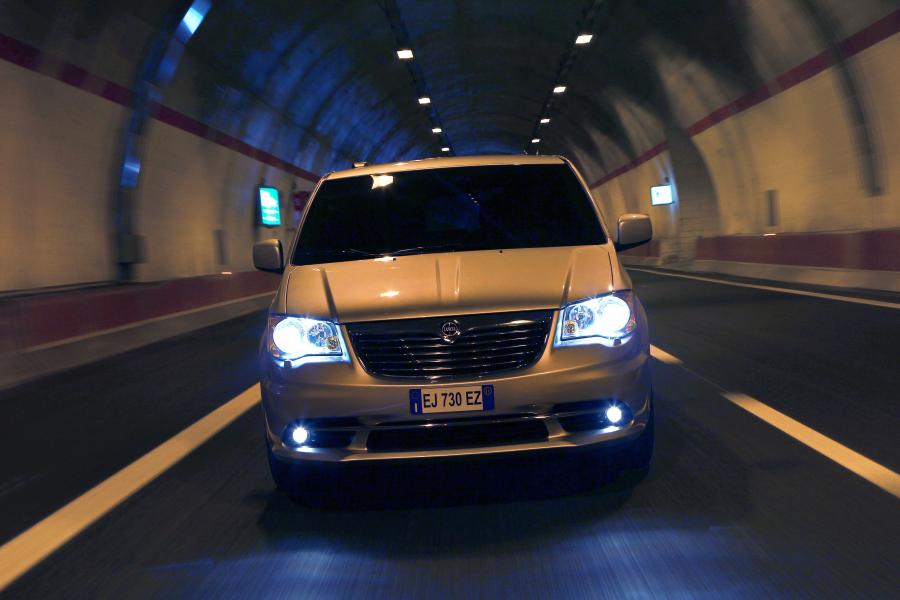  Lancia Voyager 2011 года  (фото 34 из 66)